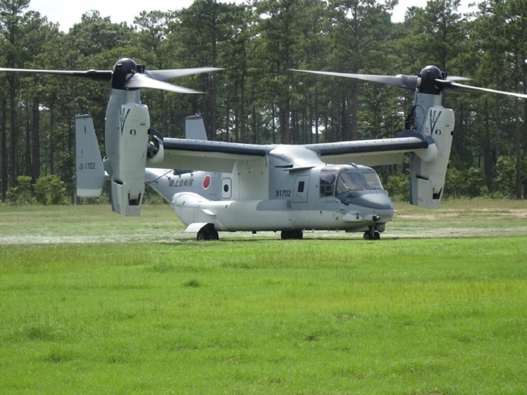 Đó là những chiếc máy bay vận tải lai V-22 Osprey. Mới đây, Lực lượng Phòng vệ Nhật Bản (JSDF) trên mạng Twitter đã cung cấp hình ảnh mới nhất về V-22 Osprey của nước này tham gia cuộc tập trận với Thủy quân Lục chiến Mỹ. Nguồn ảnh: Japan Ground Self-Defense Force