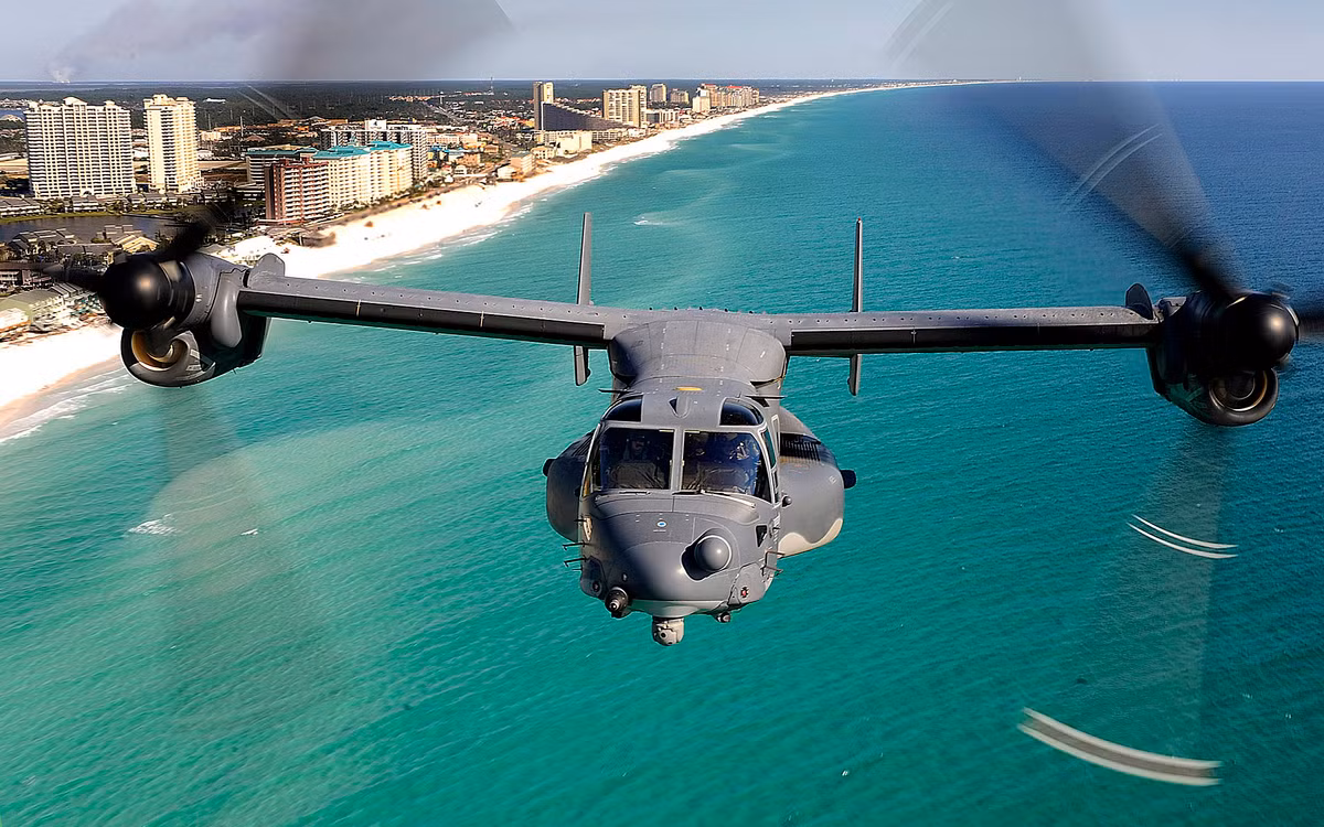 Khi ổn định trên không, động cơ sẽ xoay ngang biến nó thành một chiếc máy bay cánh cố định. Nhờ giải pháp này, V-22 có thể cất hạ cánh thoải mái bất cứ đâu như trực thăng, trong khi bay nhanh với tốc độ 500-565km/h trên không - vượt giới hạn 300km/h trực thăng, bán kính chiến đấu khoảng 722km và lên tới 3.590km với tải trọng nhiên liệu tối đa. Nguồn ảnh: Wikipedia