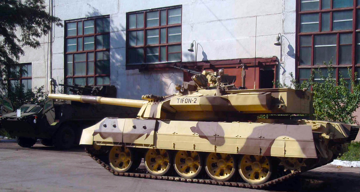 T-55 Typhoon trang bị pháo 125mm KBM-1M có thể tiêu diệt xe tăng bằng đạn APFSDS cách 3,5km, phóng tên lửa chống tăng tầm 5km. Xe được đắp giáp phản ứng nổ Nosh, có thể trang bị hệ thống phòng ngự chủ động. Động cơ được nâng lên công suất 1.050hp cho phép đạt tốc độ 75km/h. Đáng tiếc là có thể do giá thành khiến Peru không thực hiện đề án này. Nguồn ảnh: imgur.com