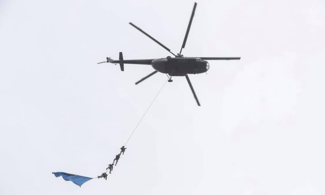 Trực thăng Mi-17 do Nga sản xuất vinh dự nhận trách nhiệm bay cùng lá cờ Không quân Peru. Nguồn ảnh: GonzaloRengifo