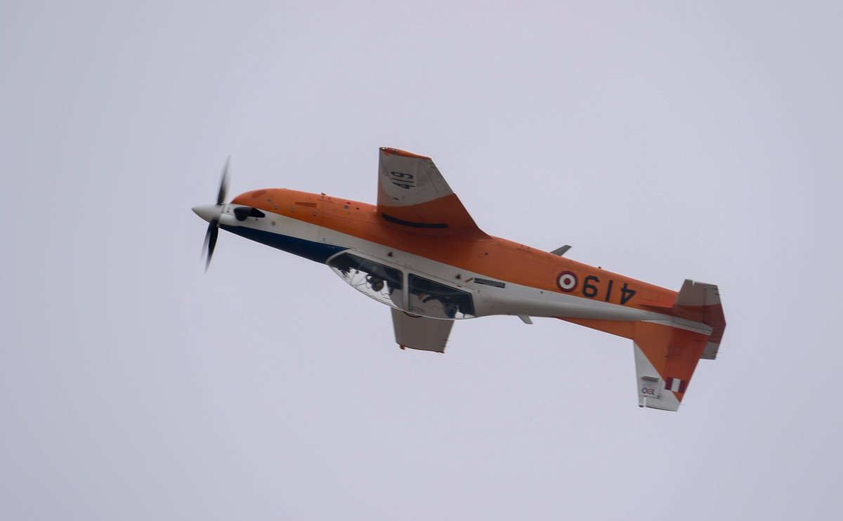 Máy bay huấn luyện KT-1 của Peru thực hiện màn biểu diễn lộn nhào nguy hiểm. Đáng chú ý, các máy bay loại này do Hàn Quốc chế tạo, Peru mua mới 20 chiếc gồm 10 KT-1P và 10 KA-1P - phiên bản có khả năng mang vũ khí chiến đấu (súng 12,7mm; rocket; bom). Nguồn ảnh: GonzaloRengifo