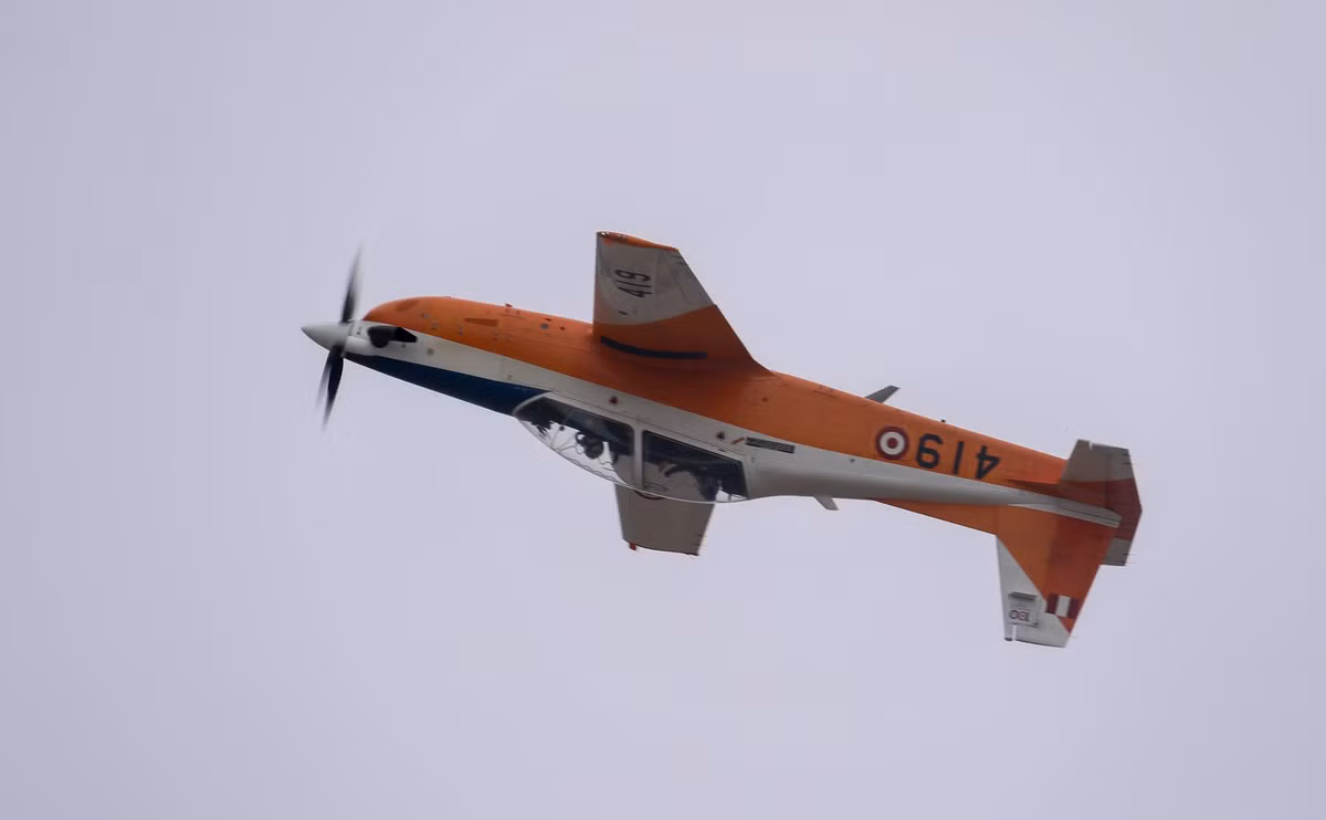 Máy bay huấn luyện KT-1 của Peru thực hiện màn biểu diễn lộn nhào nguy hiểm. Đáng chú ý, các máy bay loại này do Hàn Quốc chế tạo, Peru mua mới 20 chiếc gồm 10 KT-1P và 10 KA-1P - phiên bản có khả năng mang vũ khí chiến đấu (súng 12,7mm; rocket; bom). Nguồn ảnh: GonzaloRengifo