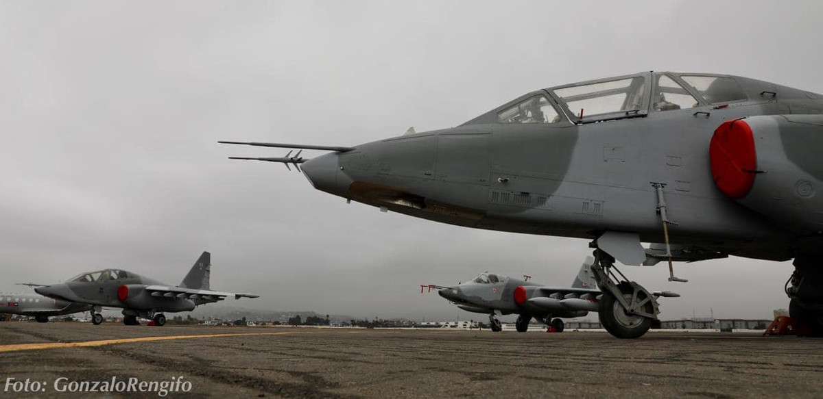 Số máy bay cường kích Su-25 cũng không hoạt động đầy đủ, chỉ có 10 chiếc bay thường xuyên, còn 8 chiếc nằm chờ linh phụ kiện thay thế. Nguồn ảnh: GonzaloRengifo