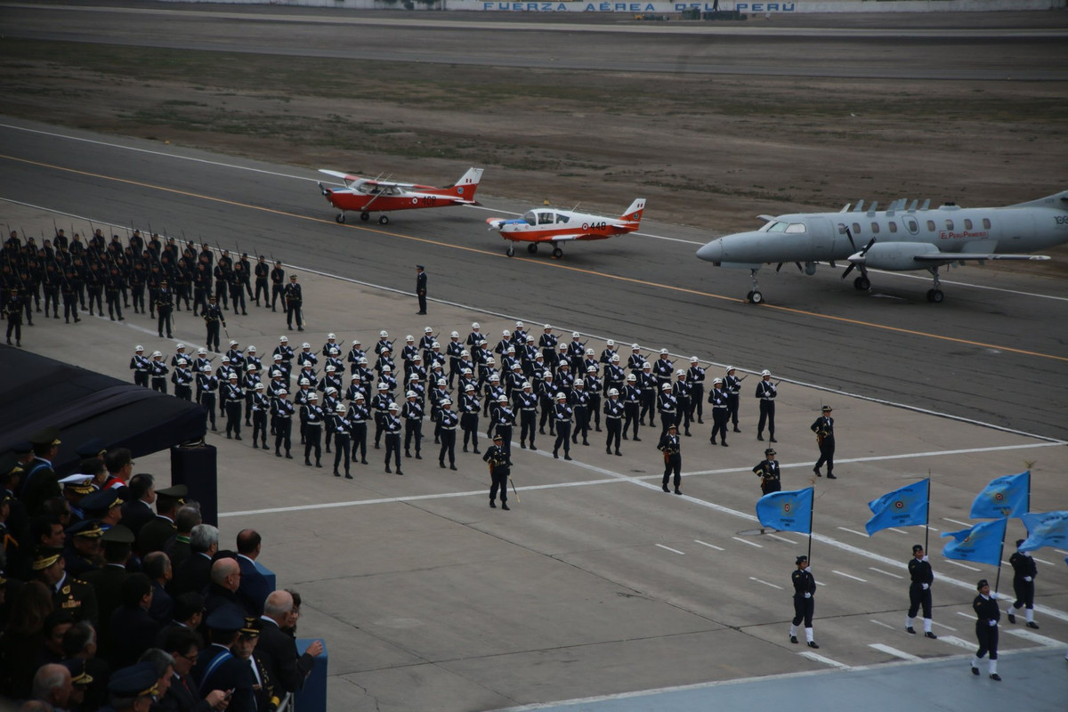Khối đội hình các binh sĩ Không quân Peru đi đều qua lễ đài. Nguồn ảnh: GonzaloRengifo