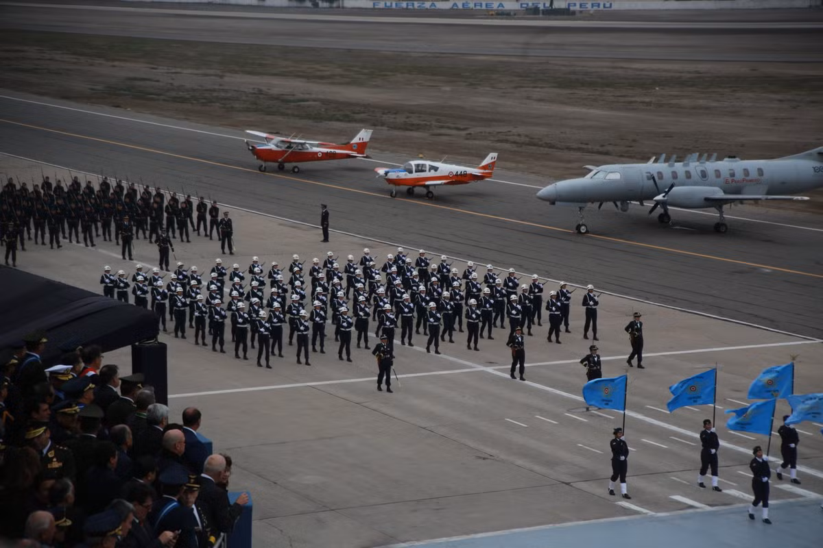 Khối đội hình các binh sĩ Không quân Peru đi đều qua lễ đài. Nguồn ảnh: GonzaloRengifo