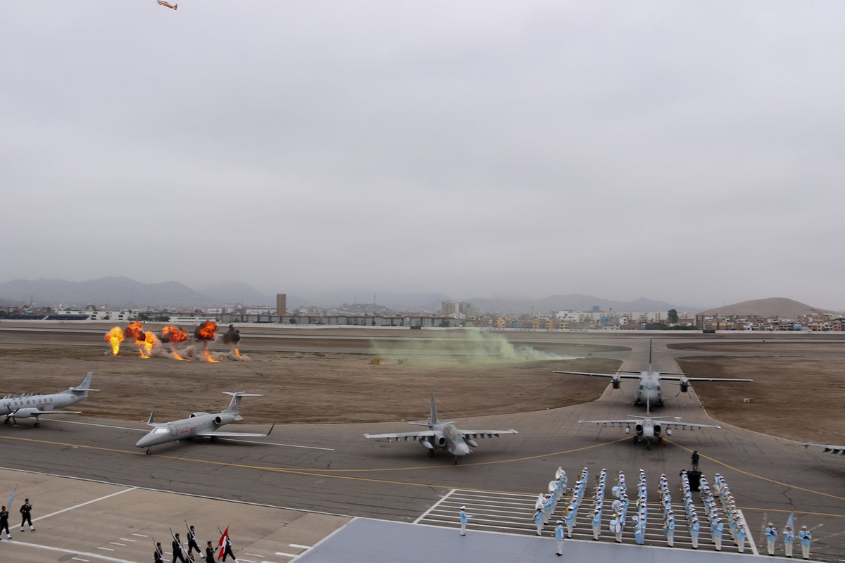 Với lực lượng tác chiến thiên về sử dụng vũ khí khí tài như không quân, tuy vậy cuộc duyệt binh vẫn có màn đi đều của các khối binh sĩ kèm với màn biểu diễn hoành tráng trên không. Nguồn ảnh: GonzaloRengifo