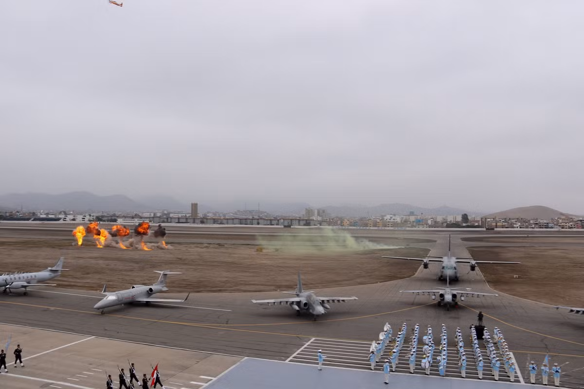 Với lực lượng tác chiến thiên về sử dụng vũ khí khí tài như không quân, tuy vậy cuộc duyệt binh vẫn có màn đi đều của các khối binh sĩ kèm với màn biểu diễn hoành tráng trên không. Nguồn ảnh: GonzaloRengifo