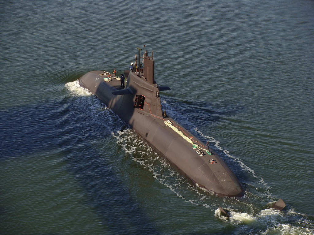Chỉ với điều đó thôi, tàu ngầm Type 212 đã rất đáng sợ, có thể ẩn mình rất lâu, tiến gần kẻ địch và tung đòn chí mạng. Kích thước Type 212 cũng khá nhỏ gọn với lượng giãn nước khi lặn chỉ 1.830 tấn (nhỏ hơn so với Kilo), dài 56m, có thể di chuyển 20 hải lý/h khi lặn, tầm hoạt động lên tới 15.000km, lặn sâu từ 250m tới 700m, thủy thủ đoàn chỉ cần 27 người là đủ. Nguồn ảnh: Wikipedia