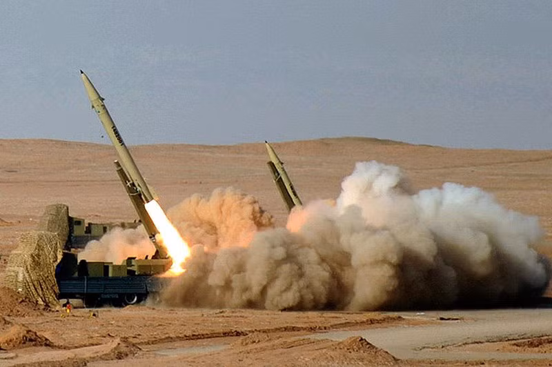 Các chủng loại tên lửa của IRGC thì vô số kể, nhiều tên gọi với nhiều tính năng tới máy ngay cả các chuyên gia kỳ cựu nhất xem ra cũng "loạn trí". Ở đây, Kiến Thức chỉ đểm qua một số loại vũ khí nổi bật. Đầu tiên là các đại diện của tên lửa đạn đạo tầm ngắn gồm Fateh-110 có tầm bắn 300km. Riêng dòng tên lửa này cũng có mấy phiên bản, trong đó có cả tên lửa đạn đạo chống hạm Khalij bắn xa khoảng 250km. Nguồn ảnh: Wikipedia