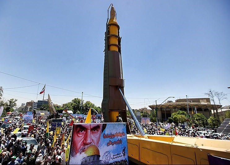 Trong ảnh là tên lửa đạn đạo tầm trung Fajr-3 được sản xuất từ năm 2006 với tầm bắn ước tính 2.500km. Nguồn ảnh: Wikipedia