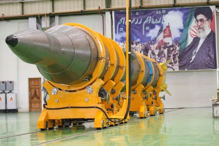 Tên lửa đạn đạo tầm trung Ashoura có tầm bắn ước tính 2.000-2.500km. Đây là loại tên lửa tầm xa đầu tiên của Iran được trang bị hoàn toàn động cơ nhiên liệu rắn cho thời gian triển khai nhanh hơn động cơ nhiên liệu lỏng. Nguồn ảnh: Wikipedia