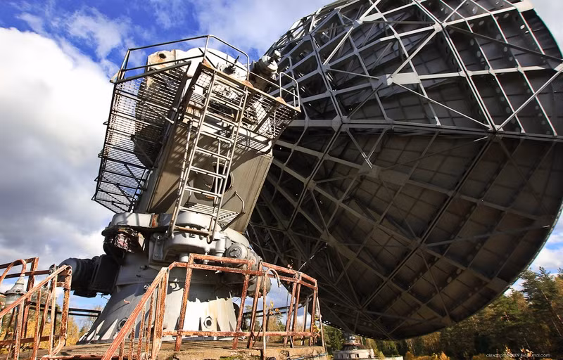 Chỉ những thứ không cần thiết hoặc không thể đem đi nổi mới được “ở lại”. Ví dụ như trong ảnh là cụm anten trinh sát khổng lồ nằm trên nóc tòa nhà. Nguồn ảnh: ER