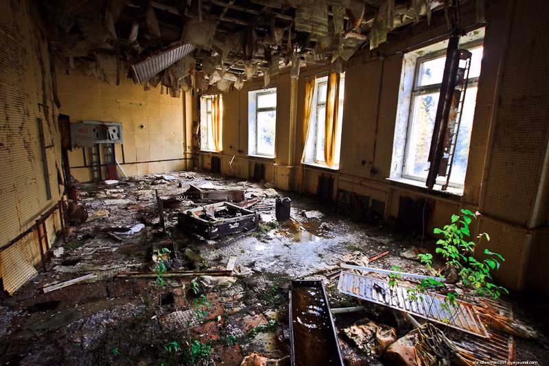 Sau khi dừng hoạt động, căn cứ này nhanh chóng trở thành “ngôi nhà ma”. Nguồn ảnh: ER