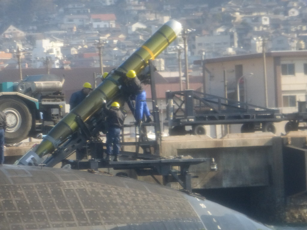 Dự kiến, 29SS vẫn sẽ dùng chung hệ thống vũ khí với tàu ngầm Soryu bao gồm 6 ống phóng ngư lôi cho phép triển khai 30 đơn vị vũ khí mặt nước gồm: ngư lôi hạng nặng Type 89 và tên lửa chống hạm Harpoon. Nhật Bản hiện chưa có kế hoạch tích hợp hệ thống phóng thẳng đứng cho lớp tàu ngầm 29SS. Nguồn ảnh: Wikipedia