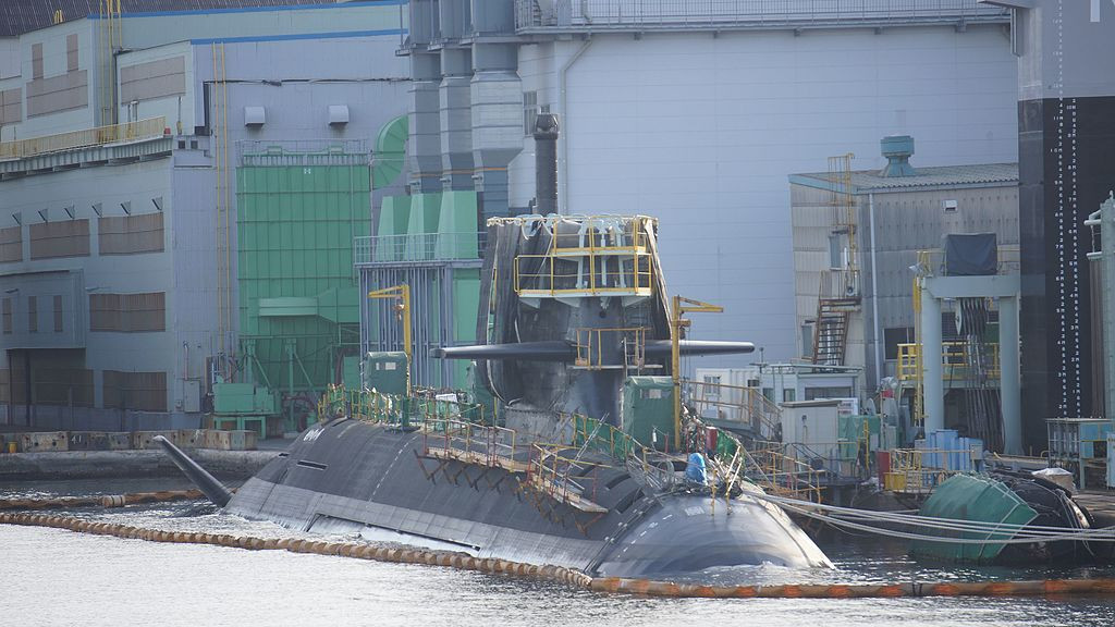 Dự kiến, tàu ngầm 29SS vẫn sẽ giữ nguyên hình dạng thân tàu ngầm Soryu hiện nay, ngoài ra cũng sẽ kết hợp một loạt các thay đổi quan trọng như cánh buồm được thiết kế "hòa trộn" với thân tàu nhằm làm giảm lực cản thủy động học, giảm tiếng ồn. Nguồn ảnh: Wikipedia