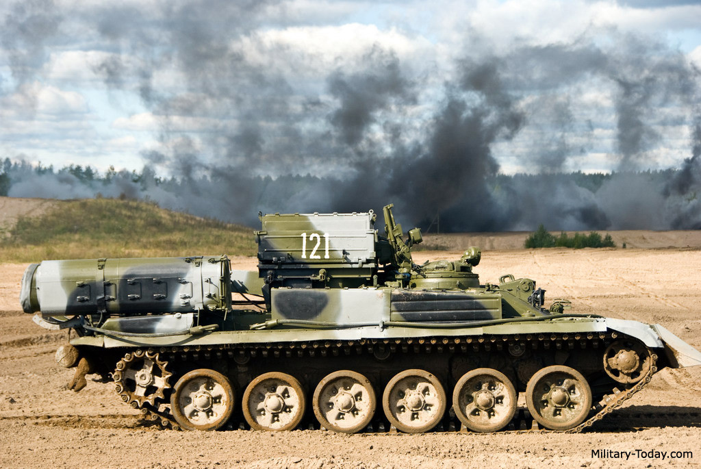 Nếu phải kéo xe tăng thiết giáp bị hư hỏng, BREM-1 được trang bị dây tời siêu bền dài 200m có khả năng kéo phương tiện nặng tới 50 tấn di chuyển liên tục 220km, tốc độ trung bình khi kéo xe tăng trên đường đất lên tới 12km/h. Nguồn ảnh: Military-Today