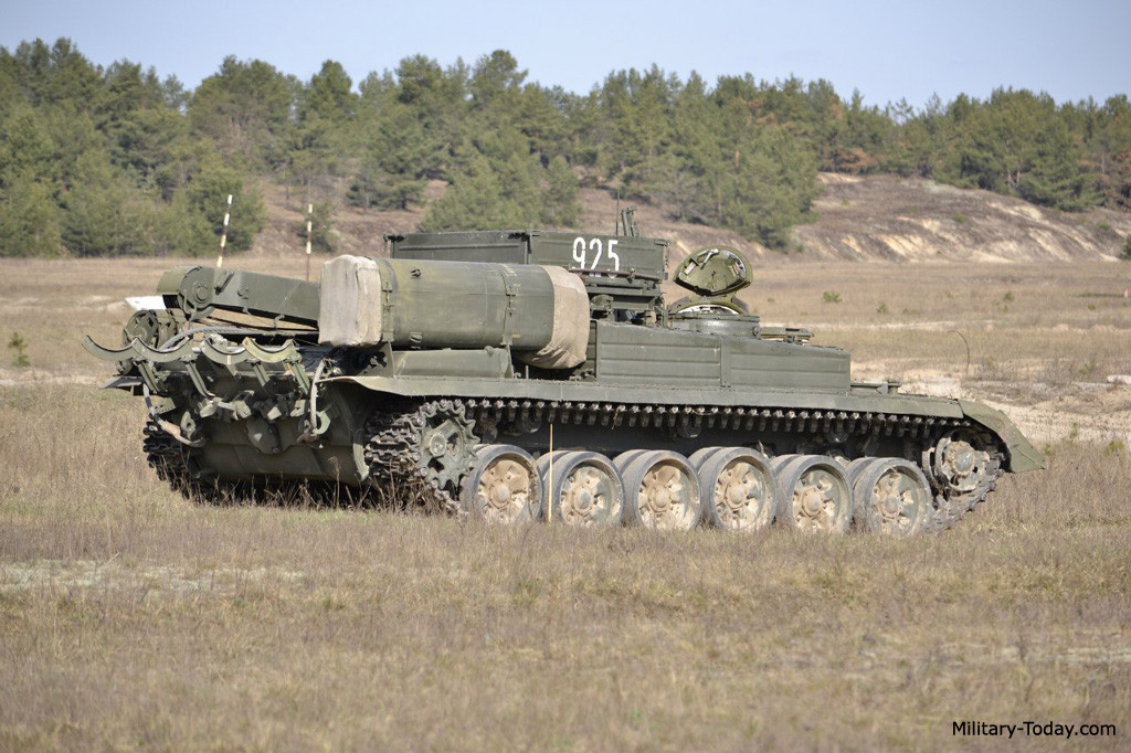 Ở phía đầu có lưỡi ủi rộng 3,1m dùng để đào hoặc dọn dẹp đống đổ nát, lấp hố bom, mương cống. Đặc biệt, BREM-1 với lưỡi ủi này có thể chuẩn bị vị trí bắn cho xe tăng trong vòng chỉ 12-20 phút tùy vào loại đất. Nguồn ảnh: Military-Today