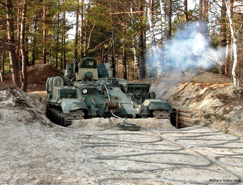 BREM-1 được thiết kế trên khung gầm xe tăng chủ lực T-72A được sửa đổi nhiều. Tháp pháo được gỡ bỏ và thay vào đó là cấu trúc thượng tầng mới, nó được trang bị một lưỡi ủi ở phía trước, cần cẩu, tời và nhiều thiết bị chuyên dụng khác. Phương tiện được vận hành bởi kíp xe chỉ 3 người gồm trưởng xe, lái xe và sĩ quan kỹ thuật. Nguồn ảnh: Military-Today