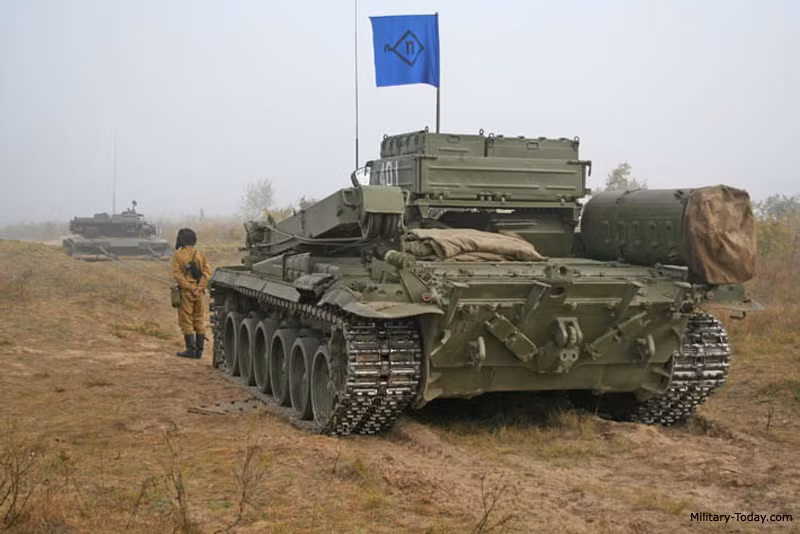 Cần cẩu của BREM-1 dài khoảng 4,4m với tải trọng 19 tấn nếu nâng ở độ cao 2m và 3 tấn nếu nâng lên 4,4m. Nó được sử dụng để nâng các phương tiện bị hư hỏng hoặc bị mắc kẹt. Ngoài ra, cần cẩu có thể sử dụng để nâng các phương tiện phục vụ sửa chữa. Nguồn ảnh: Military-Today