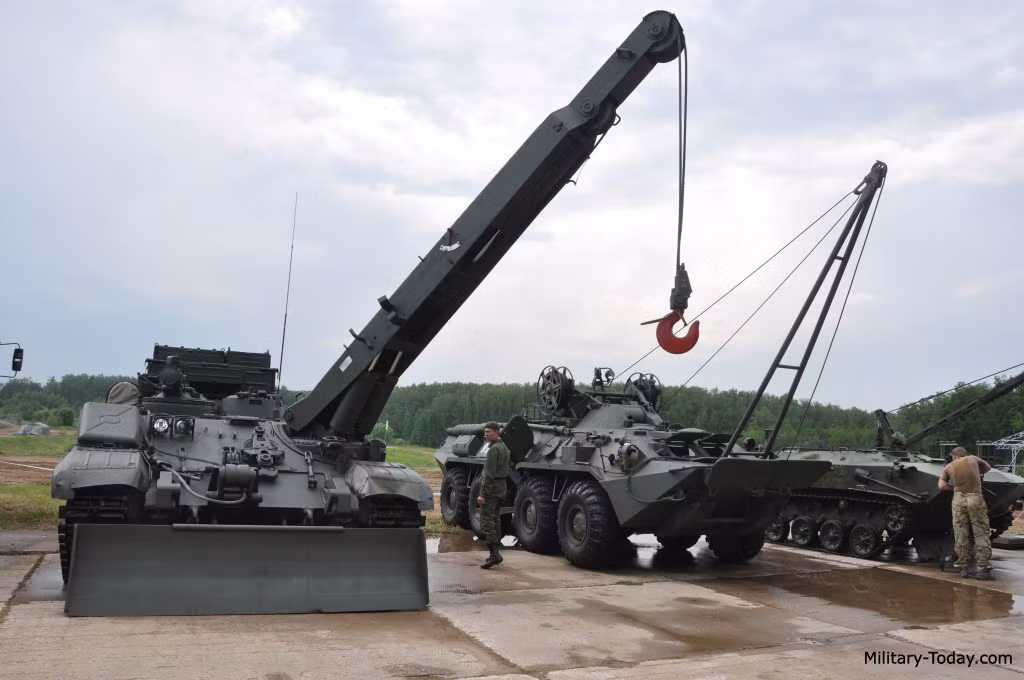 Ngoài ra, BREM-1 cũng có thể cứu kéo phương tiện bị mắc kẹt, ngập nước hoặc lật. Thông thường, BREM-1 hoạt động ngay tại tiền tuyến, nơi không có cơ sở sửa chữa cố định. Nguồn ảnh: Military-Today