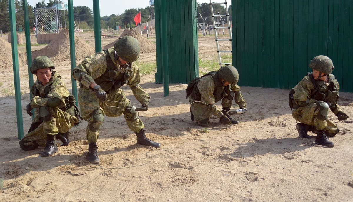 "Các đại diện Việt hơi buồn vì không có bộ quân phục Ratnik-2 nào vừa với thể trạng. Đây chính là nguyên nhân khiến chúng tôi phải điều chính kích thước sao cho phù hợp để các thành viên tham dự giải đấu hoàn thành bài thi tốt nhất có thể", Giám đốc vũ khí tên lửa và pháo binh của Trường chỉ huy kỹ thuật quân sự cấp cao Tyumen, Đại úy Sergei Tikhonenko cho biết. Nguồn ảnh: Bộ Quốc phòng Nga