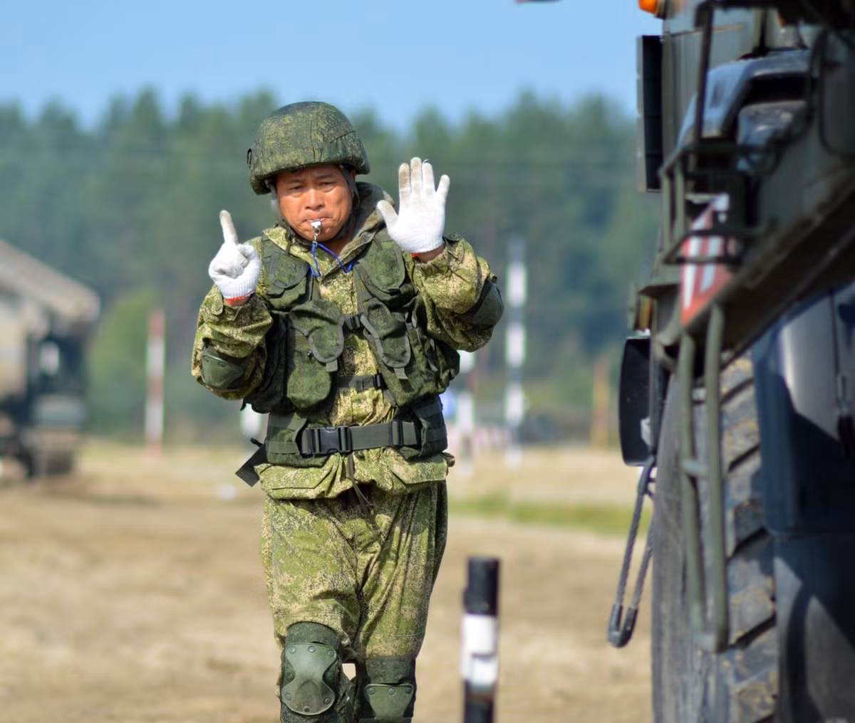 “Đây rõ ràng là cơ hội rất lớn cho những khách hàng truyền thống và thân thiện với Nga bởi chúng tôi sẽ chỉ bán bộ quân phục này một cách có chọn lọc", đại diện của TSNIITOCHMASH tuyên bố. Nguồn ảnh: Bộ Quốc phòng Nga