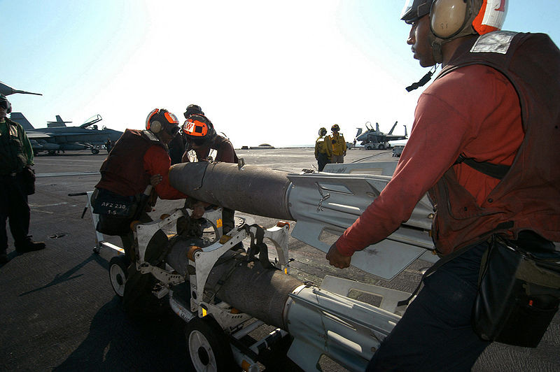 JDAM là tên viết tắt của cụm từ "Joint Direct Attack Munition - đạn tấn công trực tiếp liên quân" là bộ phụ kiện (kit) dẫn đường giá thành thấp cho phép biến các loại bom không điều khiển thành vũ khí thông minh có độ chính xác đến 99%. Nguồn ảnh: Wikipedia