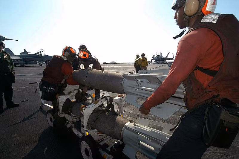 JDAM là tên viết tắt của cụm từ "Joint Direct Attack Munition - đạn tấn công trực tiếp liên quân" là bộ phụ kiện (kit) dẫn đường giá thành thấp cho phép biến các loại bom không điều khiển thành vũ khí thông minh có độ chính xác đến 99%. Nguồn ảnh: Wikipedia