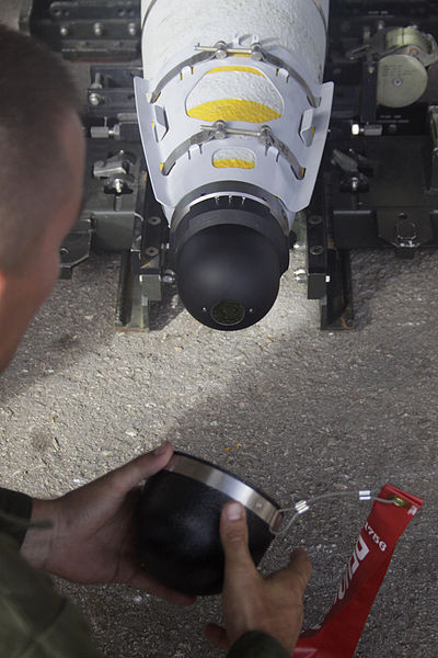 Bom có thể ném từ độ cao tới 14km, bay xa 28km trước khi tới điểm rơi, hoạt động trong mọi điều kiện thời tiết. Đơn giá một bộ kit chỉ vào khoảng 22.000 USD. Nguồn ảnh: Wikipedia