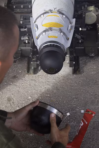 Bom có thể ném từ độ cao tới 14km, bay xa 28km trước khi tới điểm rơi, hoạt động trong mọi điều kiện thời tiết. Đơn giá một bộ kit chỉ vào khoảng 22.000 USD. Nguồn ảnh: Wikipedia