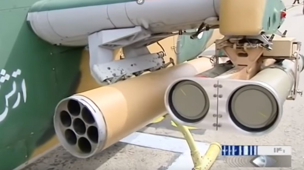 Đầu tiên là hệ thống tên lửa chống tăng dẫn đường bằng laser Dehlaviyeh - phiên bản sao chép tên lửa Kornet sản xuất hàng loạt ở Iran. Đây chắc là phương án thay thế tên lửa TOW do Mỹ sản xuất trang bị cho AH-1J. Nguồn ảnh: Simanews
