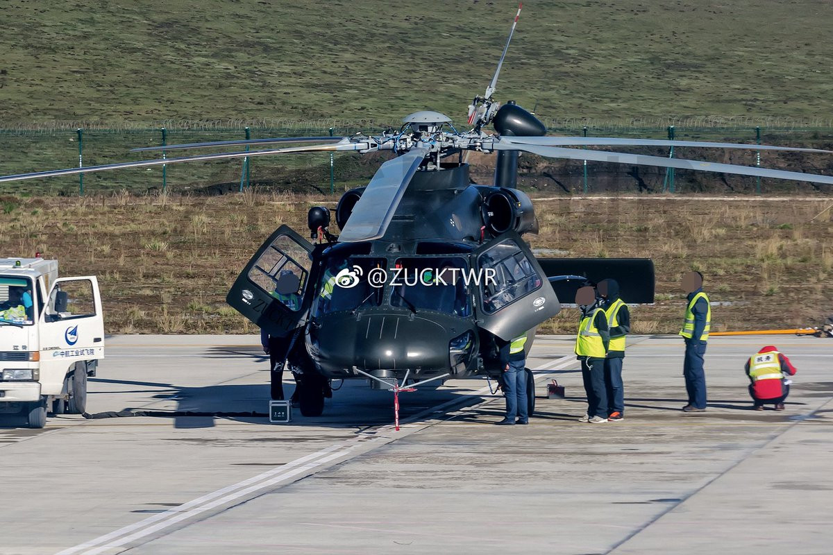 Với sự phát triển vượt bậc của công nghệ quốc phòng trong nước, năm 2013 nguyên mẫu Z-20 giống hệ S-70C-2 cất cánh thành công và tới năm 2018 thì chính thức đưa vào sử dụng. Trông nó không khác gì Black Hawk của Mỹ. Nguồn ảnh: zuktwar