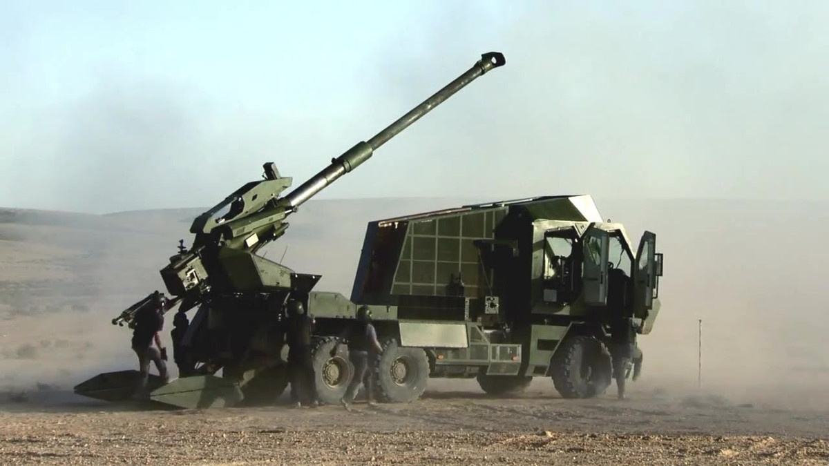 Pháo có thể bắn nhiều loại đạn cỡ 155mm chuẩn NATO với tầm bắn lên tới 30km với đạn tiêu chuẩn và lên tới 41km với đạn có trợ lực tăng tầm, tốc độ bắn khoảng 4-9 phát/phút. Nguồn ảnh: Pinterest