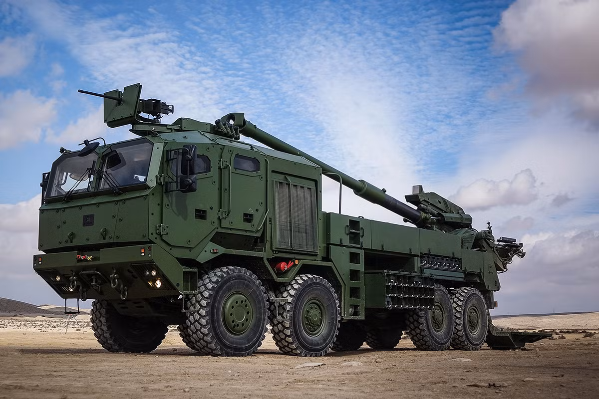 ATMOS hay có tên gọi khác là ATMOS 2000 là tên viết tắt của cụm từ "Autonomous Truck Mounted howitzer System - hệ thống pháo gắn trên xe tải tự hành - hay đơn giản chỉ là pháo tự hành được phát triển từ cuối những năm 1990. Nguồn ảnh: Wheelsage
