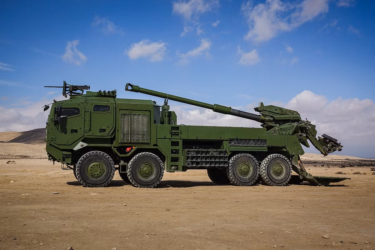 Đáng chú ý, việc phát triển khẩu pháo được thực hiện bởi Soltam Systems - công ty quốc phòng tư nhân. Sau này, Elbit Systems đã mua lại và sáp nhập Soltam, cho nên giờ đây hợp động thay thế vài trăm khẩu M109 thuộc về Elbit Systems. Nguồn ảnh: Wheelsage