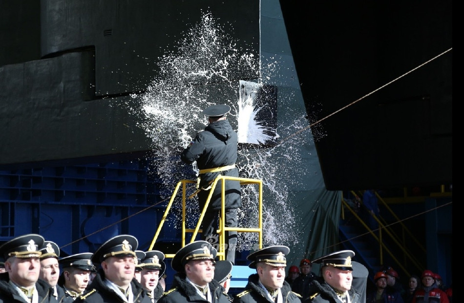 Tàu ngầm Đề án 09852 mang tên Belgorod được xem là phương tiện đầu tiên có khả năng triển khai ngư lôi Poseidon hay còn được biết tới với biệt danh "vũ khí ngày tận thế". Trong ảnh, thuyền trưởng Anton Alyokhin đập vỡ chai rượu sâm panh vào bánh lái tàu theo truyền thống lễ hạ thủy. Nguồn ảnh: Bmpd