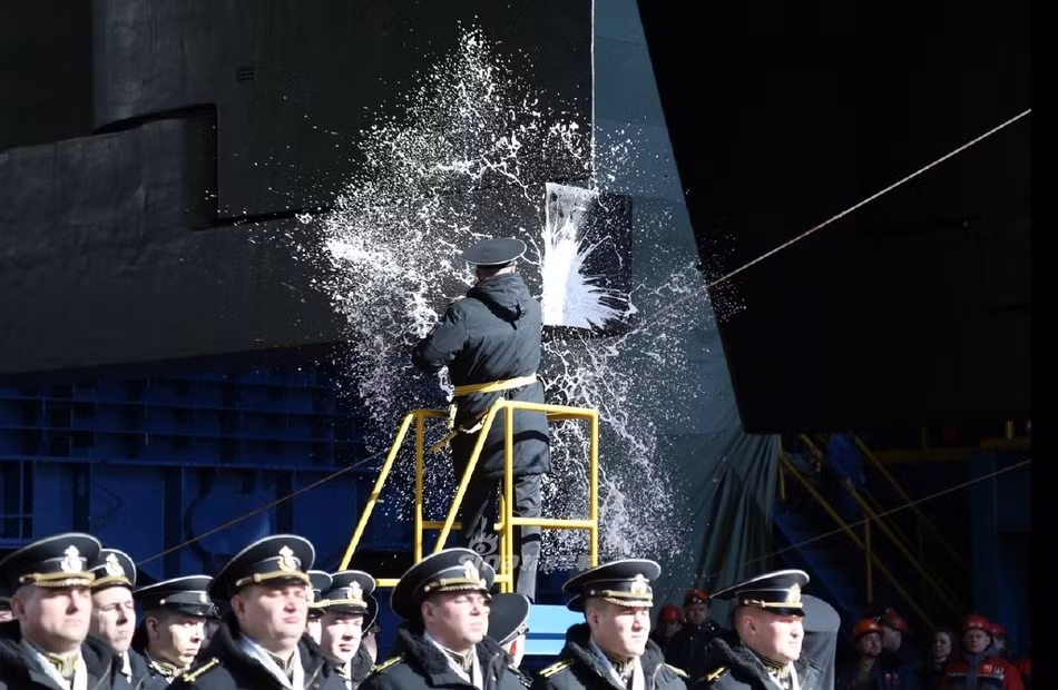 Tàu ngầm Đề án 09852 mang tên Belgorod được xem là phương tiện đầu tiên có khả năng triển khai ngư lôi Poseidon hay còn được biết tới với biệt danh "vũ khí ngày tận thế". Trong ảnh, thuyền trưởng Anton Alyokhin đập vỡ chai rượu sâm panh vào bánh lái tàu theo truyền thống lễ hạ thủy. Nguồn ảnh: Bmpd