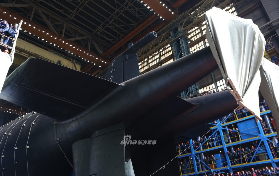 Theo các nguồn tin công nghiệp quốc phòng Nga, việc xây dựng tàu ngầm sẽ tiếp tục hoàn thành sau lễ hạ thủy. Việc thử nghiệm lò phản ứng hạt nhân và các thử nghiệm tại cảng sẽ lên kế hoạch trong năm nay. Nguồn ảnh: Bmpd