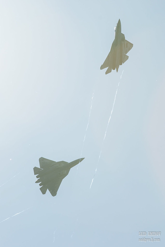 Hai Su-57 thực hiện các màn thao diễn khó. Ảnh: SAID AMINOV