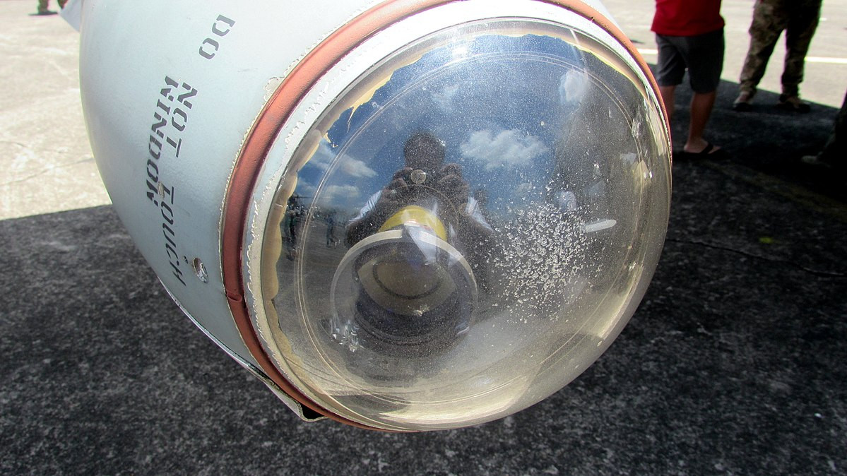 Về hệ thống dẫn đường, tên lửa trang bị đầu dò quang - học (phiên bản A/B/H/J/K); đầu dò ảnh nhiệt (D/F/G) và đầu tự dẫn laser (E). Nhìn chung hệ thống dẫn đường của AGM-65 tương đối chính xác, đôi khi phụ thuộc vào sĩ quan điều khiển trên máy bay. Nguồn ảnh: Wikipedia