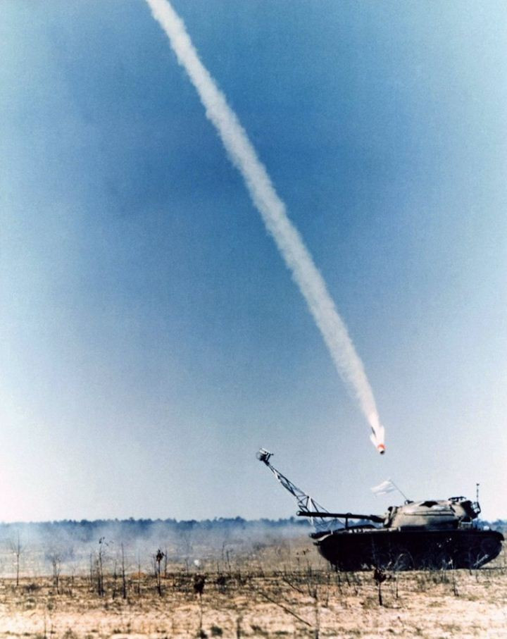 Tuy nhiên, hiện nay công nghệ xe tăng đã phát triển mạnh mẽ hơn về năng lực phòng vệ. Ví dụ như các tăng Nga thì nổi bật với giáp composite kết hợp giáp ERA và cả hệ thống phòng ngự chủ động Shtora hay ARENA thì liệu Maverick có còn hữu hiệu? Nguồn ảnh: Wikipedia