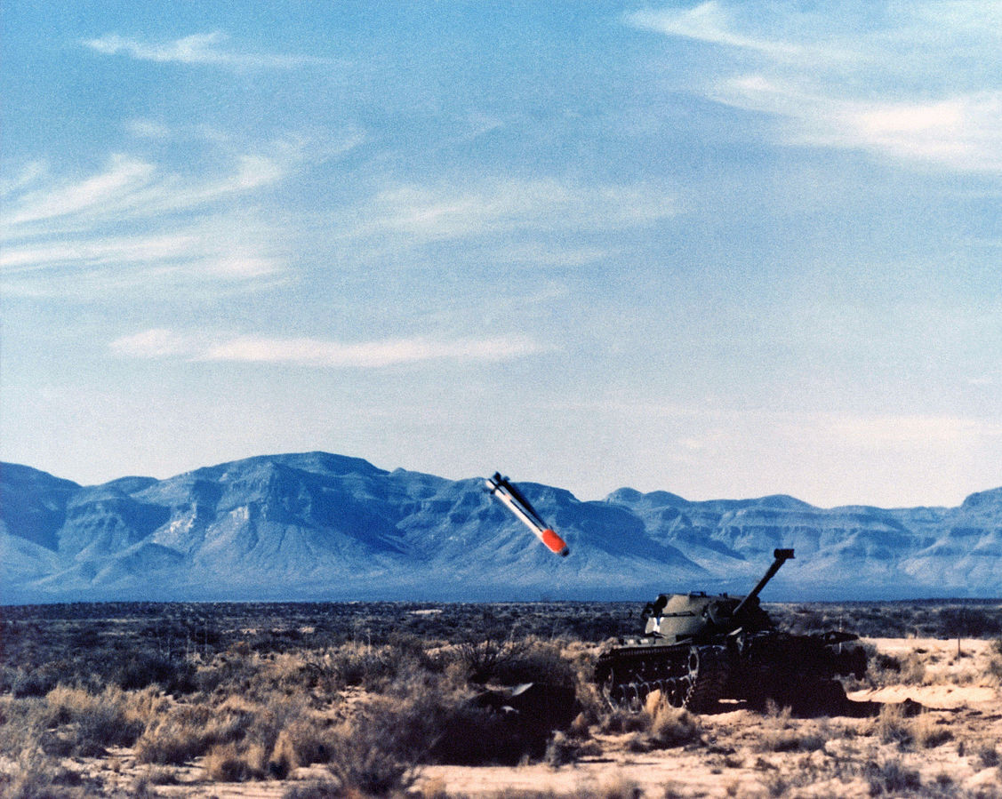 Thật vậy, với đầu nổ nặng từ 57kg (phiên bản A/B/C/D/H) và lên tới 136kg (phiên bản E/F/G/J/K) cùng quỹ đạo bay kiểu "đục nóc", AGM-65 Maverick không cho chiếc xe tăng nào thoát thân. Trong ảnh, một quả Maverick đánh thẳng vào nóc chiếc tăng M48 Patton tại thao trường. Nguồn ảnh: Wikipedia