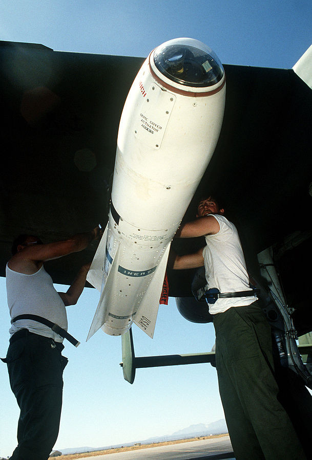 Tên lửa AGM-65 Maverick có trọng lượng khoảng 210-304kg tùy phiên bản, dài 249cm, đường kính thân 300mm, sải cánh 710mm kéo dài đến 3/4 thân quả đạn, ở đuôi có thêm 4 cánh lái nhỏ. Nguồn ảnh: Wikipedia