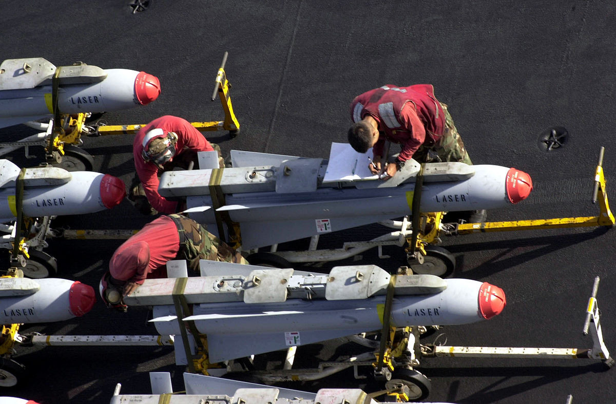 Tạm ngưng một chút về lịch sử đầy ắp thành tích của Maverick, về mặt kỹ thuật AGM-65 được xem như là loại tên lửa tấn công cực kỳ đa năng của Không quân Mỹ khi nó không "nề hà" bất kỳ mục tiêu nào từ mục tiêu cố định như lô cốt, công sự, cầu cống, cơ sở quân - dân sự quan trọng, trận địa phòng không, kho nhiên liệu... và thậm chí là cả xe tăng, tàu chiến. Nguồn ảnh: Wikipedia