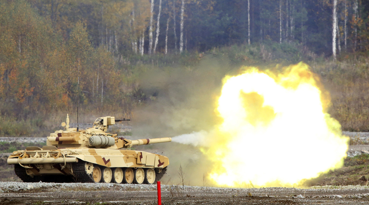 T-90S là phiên bản xuất khẩu của dòng tăng chủ lực T-90 do Uralvagonzavod tiến hành thiết kế, phát triển trên cơ sở cải tiến sâu rộng từ T-72B vào những năm 1990. Trong khi T-90SK là phiên bản chỉ huy với việc bổ sung hệ thống liên lạc và định vị để chỉ huy các đơn vị tác chiến chiến trường. Nguồn ảnh: Wikipedia