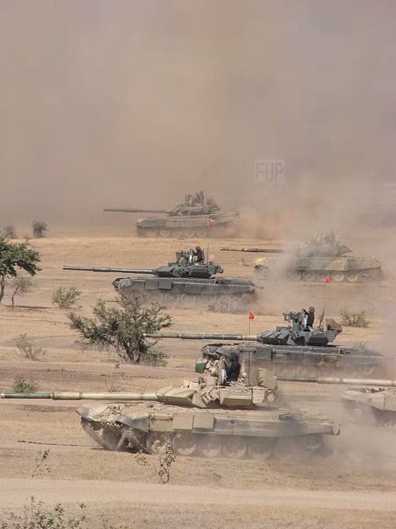 Hợp đồng chính thức mua 73 xe tăng T-90S giữa Nga và Iraq được chính thức ký kết tháng 7/2017 với tổng chi phí ước tính 1 tỷ USD. Trước đó, vào năm 2016, Uralvagonzavod đã ký thỏa thuận ban đầu việc mua 73 chiếc T-90S/SK. Nguồn ảnh: Wikipedia