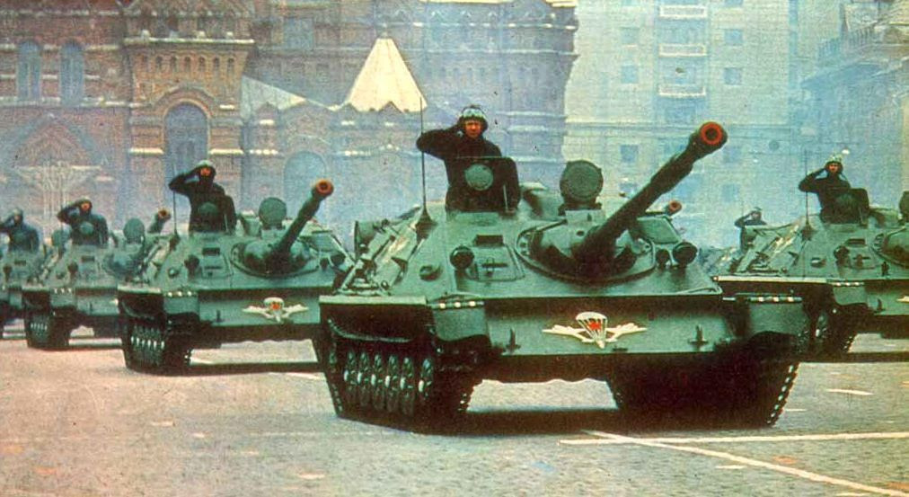 Nguyên bản ASU-85 trong Quân đội Liên Xô không trang bị DShK 12,7mm trên tháp pháo. Vũ khí phụ của nó chỉ là khẩu 7,62mm PKT đồng trục với pháo chính D-70 85mm. Ảnh: Wikipedia