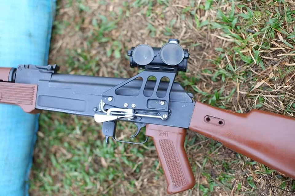 Các hình ảnh gần đây cho thấy, khẩu AK-47/Type 56 thay thế một số bộ phận như báng súng bằng vật liệu polymer cho phép giảm đáng kể trọng lượng. Ảnh: Duy Lê