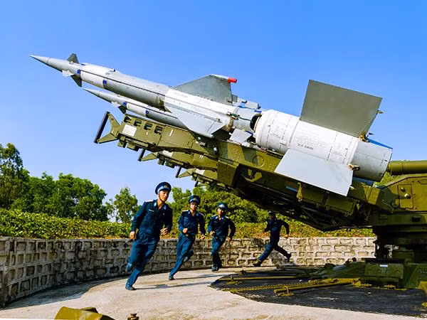 Mặc dù trong những năm qua, quân đội Việt Nam đã nỗ lực mua sắm nhiều loại vũ khí mới và hiện đại, tuy nhiên số lượng vũ khí trang bị cũ thời Liên Xô (cũ) của quân đội ta vẫn còn rất lớn. Đó là lý do, trong khi chờ phương án mới thay thế, chúng ta bắt buộc phải tiến hành hiện đại hóa trang bị cũ nhằm giúp chúng thích nghi với chiến tranh hiện đại. Ảnh: Báo PK-KQ