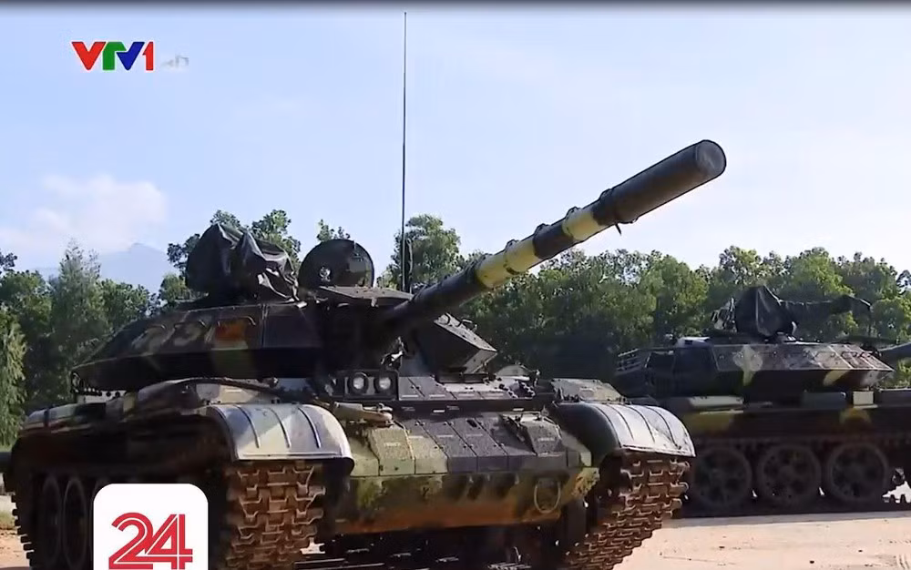 Với lực lượng tăng thiết giáp, dù đã nhập khẩu hơn 60 xe tăng T-90S/SK hiện đại, nhưng đóng vai trò "xương sống" vẫn là hơn 800 chiếc T-54/55 do Liên Xô (cũ) sản xuất. Do đó, những năm gần đây, Việt Nam áp dụng chương trình hiện đại hóa dòng tăng cũ này cho phép chúng thích nghi với tác chiến hiện đại. Ảnh: VTV24